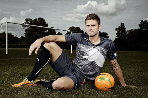 欧冠赛场精彩瞬间：巴萨主场2-0取胜,（欧冠之夜：巴萨主场2比0告捷）