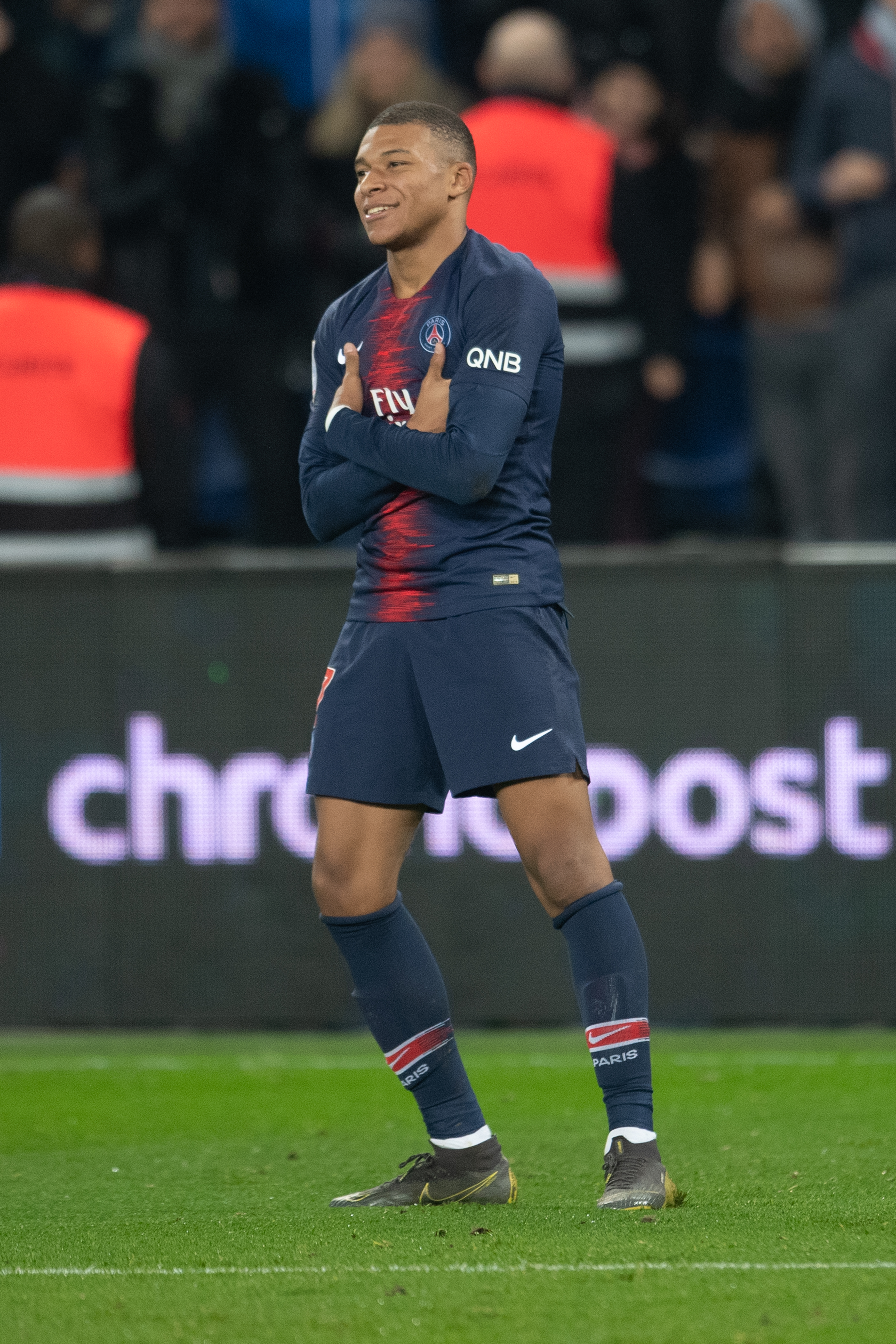 首圈，维斯塔潘起步良好抢到首位，皮亚斯特里挤进内线并过掉诺里斯上至第2，诺里斯第3。（首圈：维斯塔潘强势领跑，皮亚斯特里内线超车升至第二，诺里斯第三）