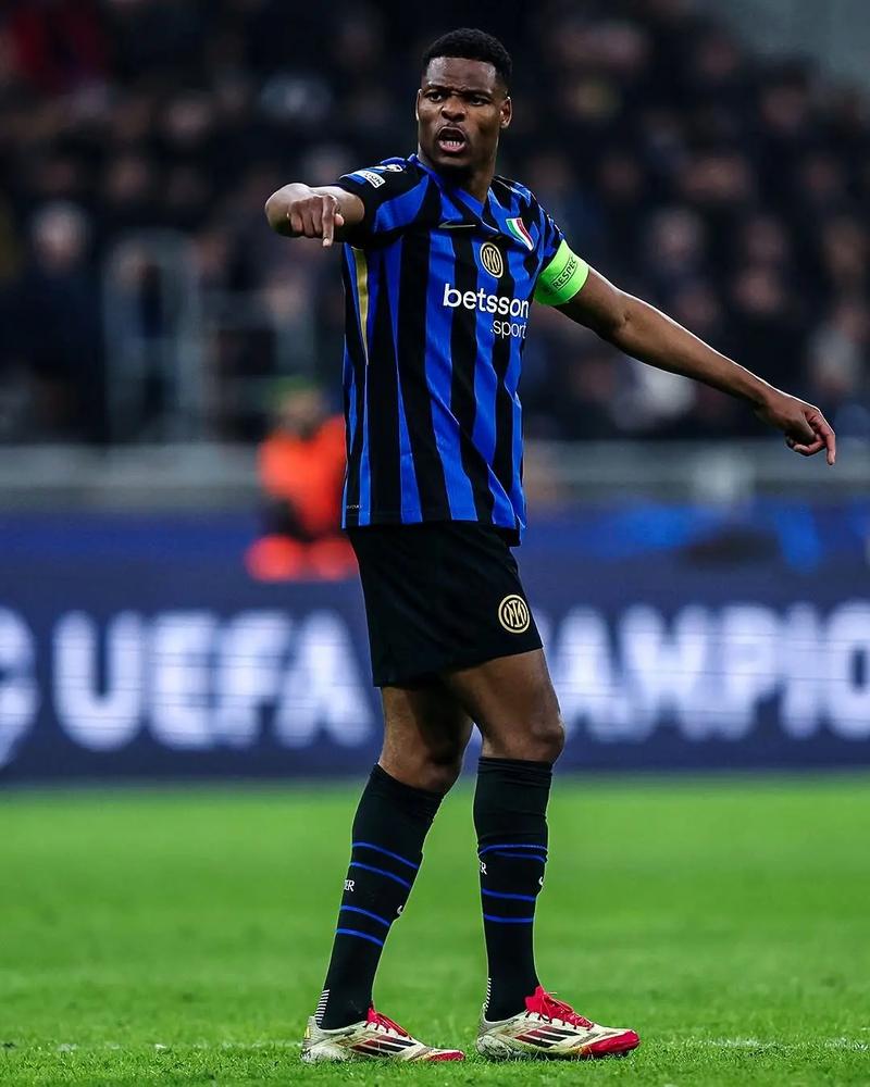 官方：切尔西签下19岁后卫哈托，转会费4418万欧签约至2032年