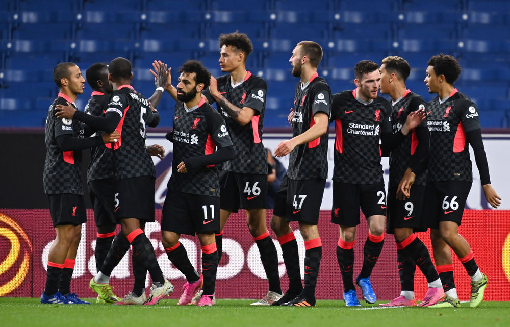 帕尔特伊听证会法院外，有抗议者举横幅批评阿森纳不作为（帕尔特伊听证会期间，法院外示威者打出横幅抨击阿森纳不作为）