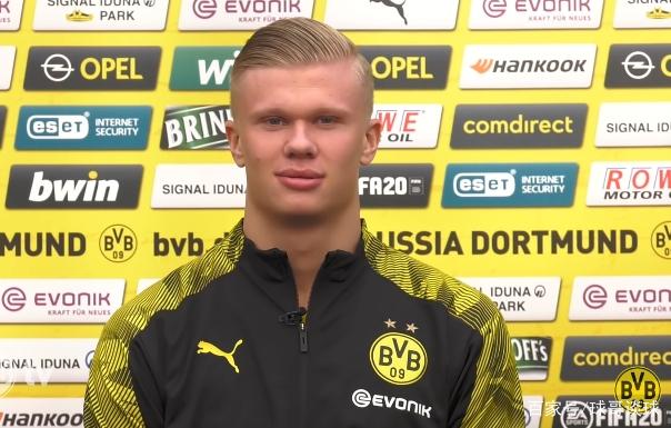 深圳新鹏城主帅陈涛观战曼城比赛，明日与城市集团同事会面（深圳新鹏城主帅陈涛现身曼城赛场，明日将与城市集团同事会晤）