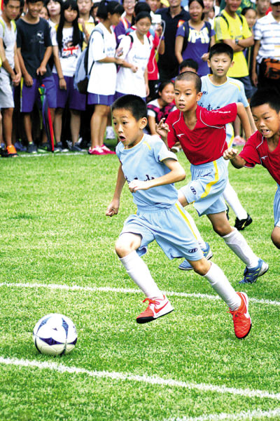 意媒：桑德兰想先租后买从米兰签圣地亚哥，已联系球员经纪人（意媒：桑德兰欲以租借+买断方式从米兰引进圣地亚哥，已与其经纪人接触）